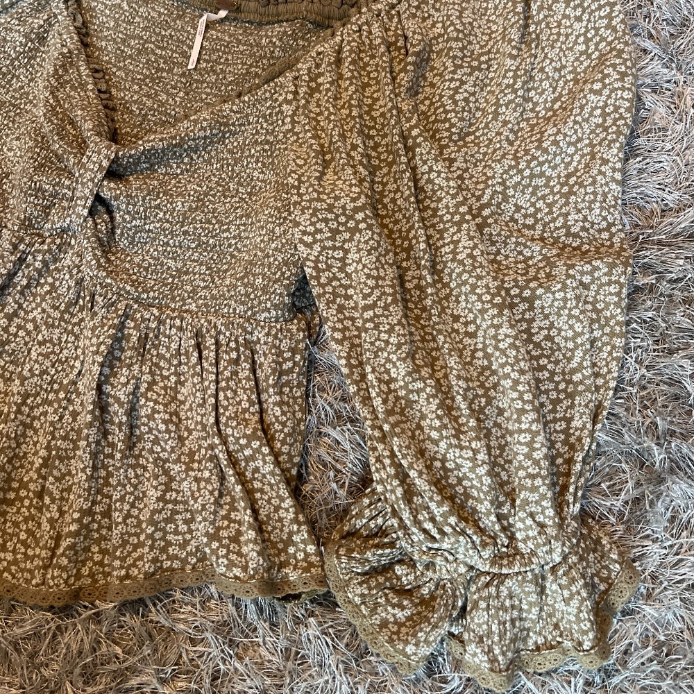 Free People Smocked Cropped Long Ruffled Sleeve Top Size Large - Picture 3 of 6